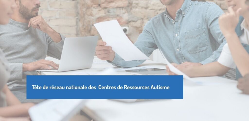 Collègues qui travaillent autour d'un bureau. GNCRA : tête de réseau nationale des Centres de Ressources Autisme